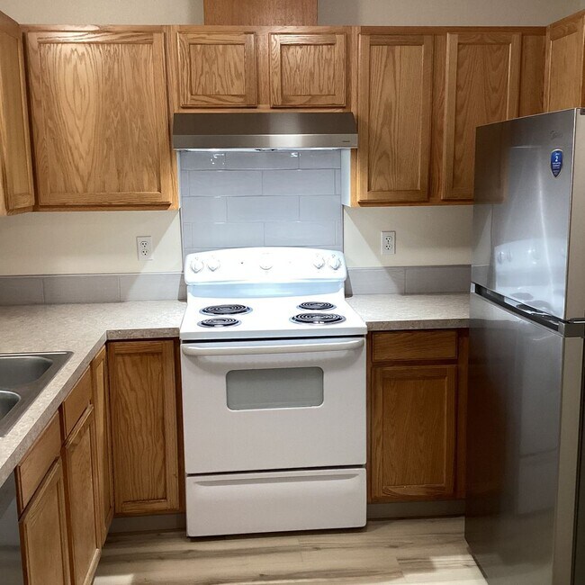 Building Photo - Spacious 3 bedroom townhome on cul-de-sac