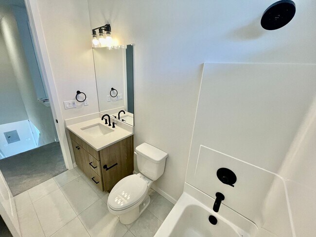 Building Photo - Live in Style! 2BD/2.5B High-End Townhouse...