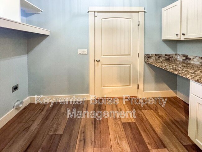 Building Photo - 998 E Shadow Creek Ln