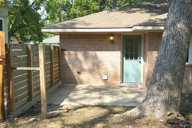 Building Photo - 210 Baber St