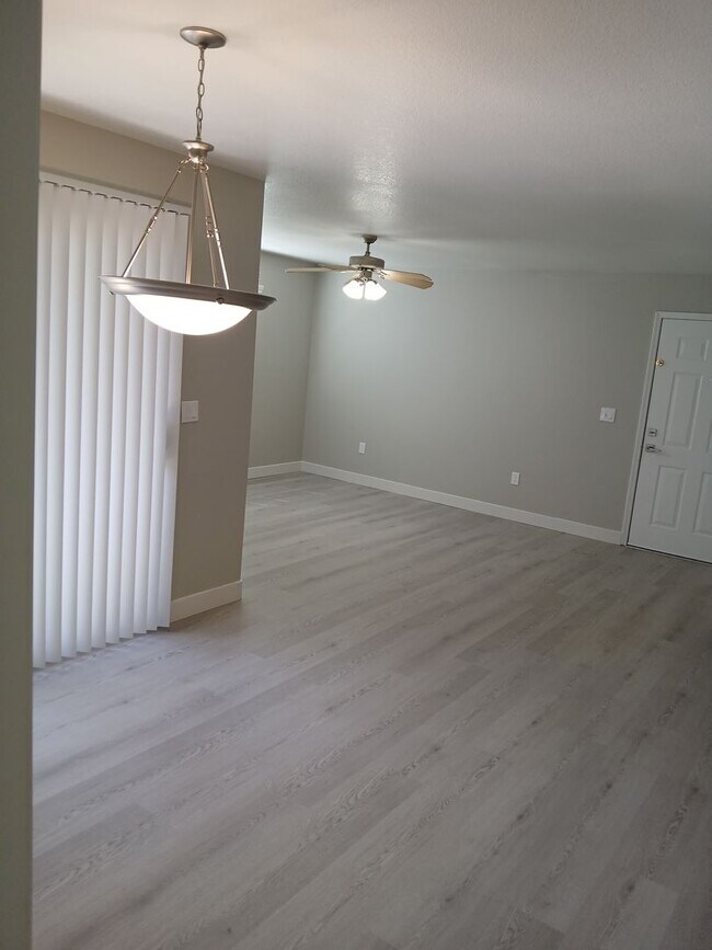 Building Photo - 555 E Silverado Ranch Blvd