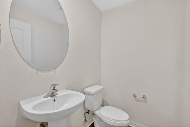 Building Photo - 3BR Townhome in Tavares with Open Floor Plan & Community Playground