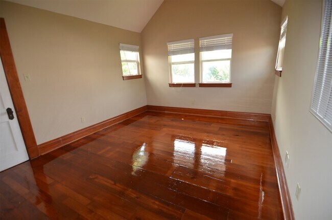 Building Photo - 1615 Houston Ave