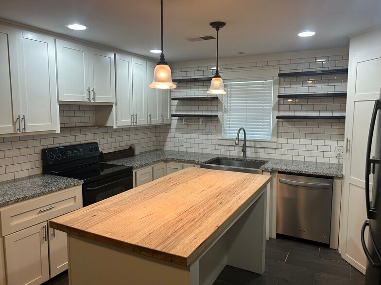 Building Photo - 265 Melita Rd