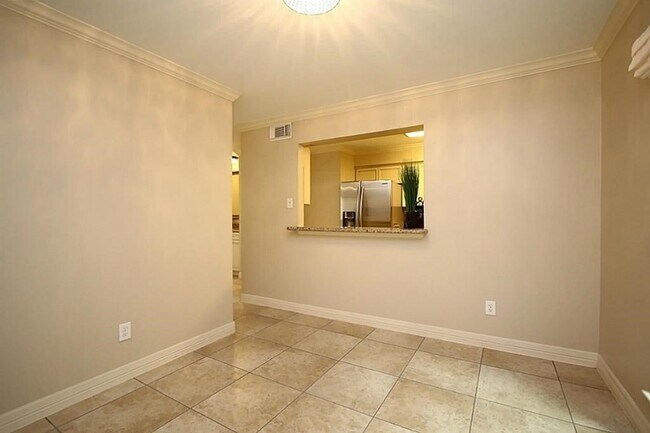 Building Photo - 5228 Woodlawn Pl