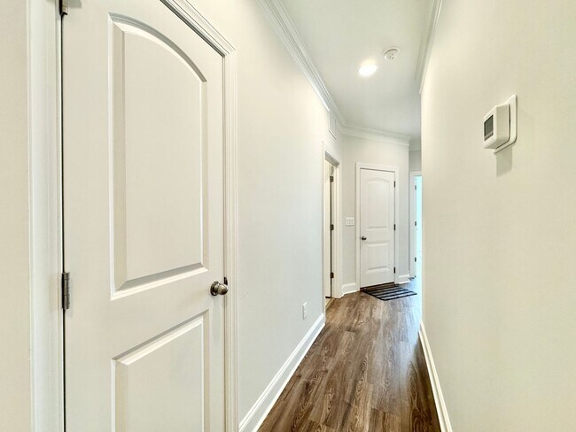 Building Photo - Updated 3 Bedroom High Point Condo with Large Bonus Room!