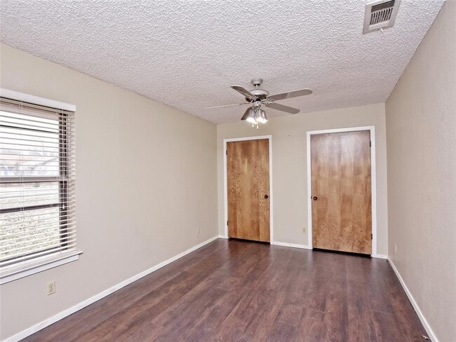 Building Photo - 2407 Versailles Dr