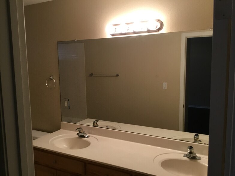 Building Photo - 1504 Kenwood Ct NW