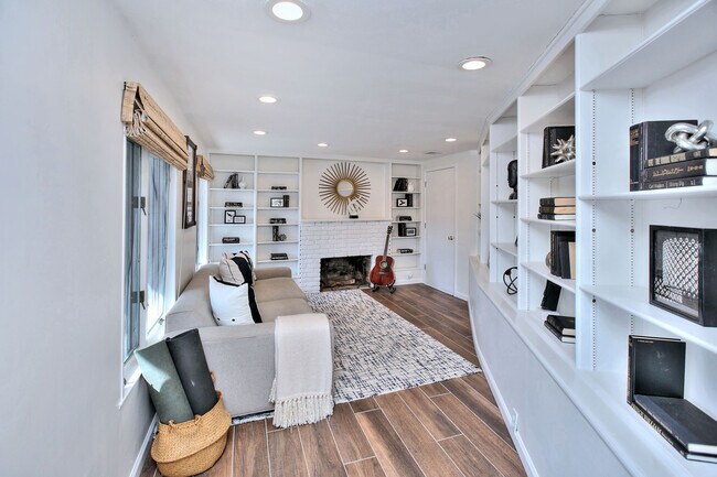 Building Photo - 562 Canoe Hill Rd