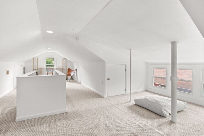 Building Photo - Walk to Hillsboro Village – 24th Ave S Gem!