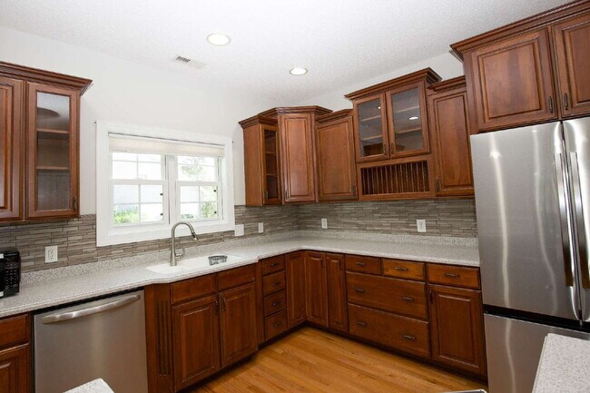 Building Photo - "Spacious 3-Bedroom Retreat with 3200 Sq Ft of Comfort in Seven Lakes!"