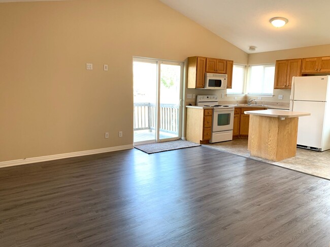 Building Photo - 3 Bed, 2 Bath Town Home w/ 2 Car Garage - ...