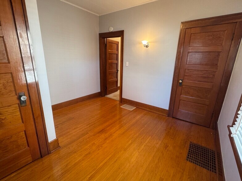 Building Photo - 2246 Bellevue Ave