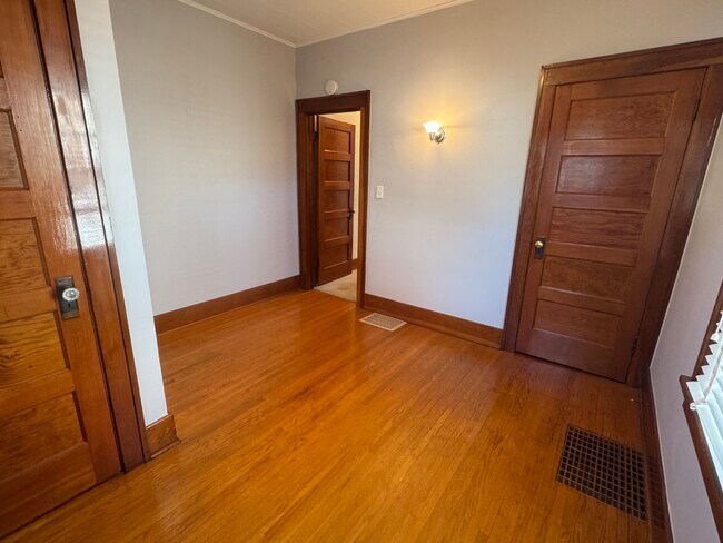 Building Photo - 2246 Bellevue Ave