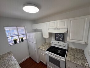 Building Photo - 2 Bed 1 Bath - Spacious w/ Great Natural L...