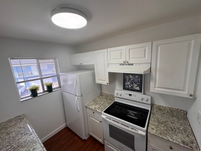 Primary Photo - 2 Bed 1 Bath - Spacious w/ Great Natural L...