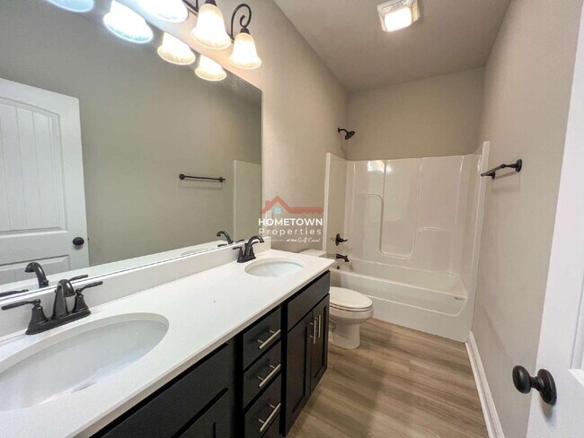 Building Photo - Beautiful 3 bedroom home centrally located...