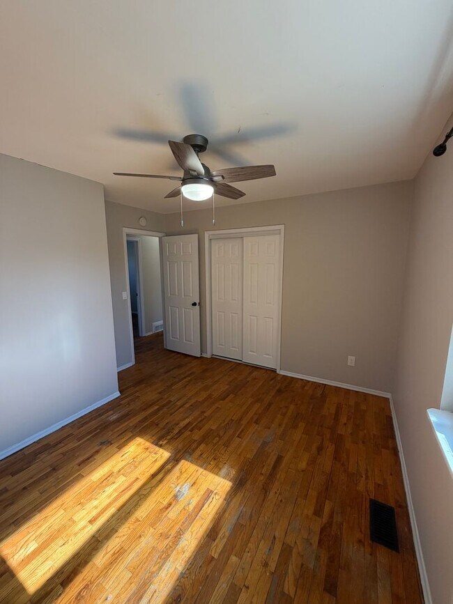 Building Photo - Remodeled 4BR/2BA Home in Lansing — Move in ready