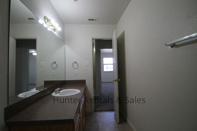 Building Photo - Spacious Two-Bedroom!