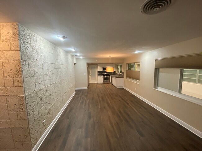 Building Photo - 539 Menendez Ave