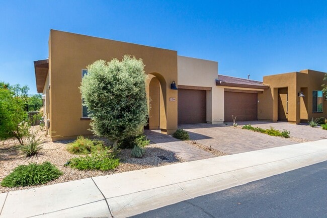 Building Photo - Gorgeous 2 bedroom / 2 bath townhome locat...