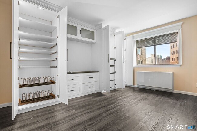 Building Photo - 143 Hoyt St