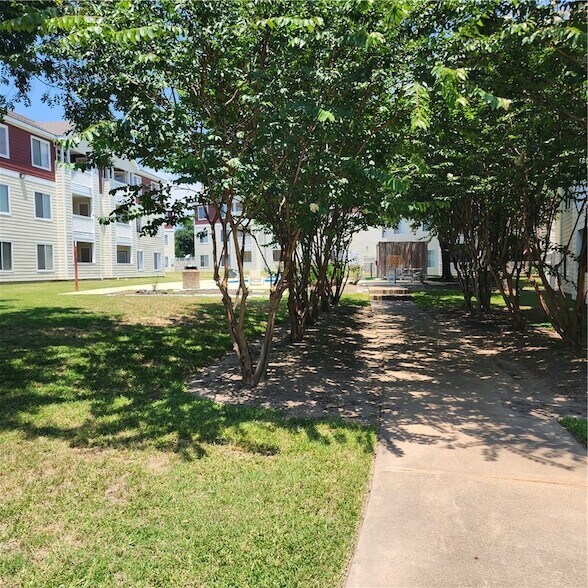 Building Photo - 515 Southwest Pkwy