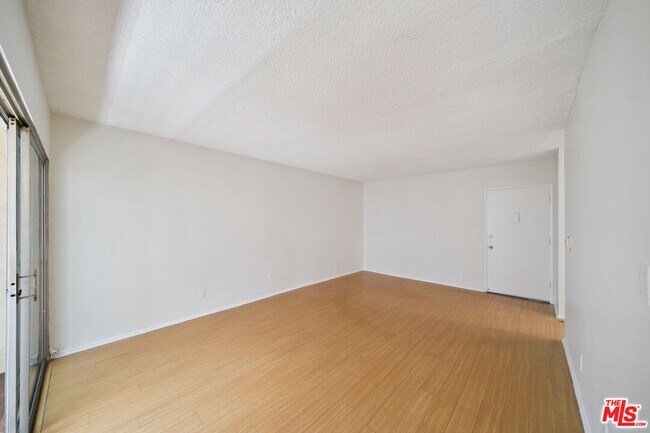 Building Photo - 7032 Lanewood Ave