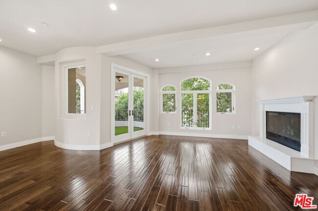 Building Photo - 320 S Swall Dr