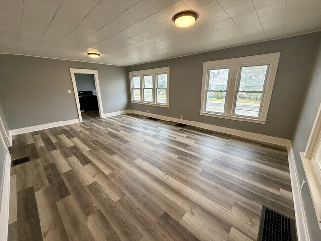 Building Photo - 701 E Broadway St