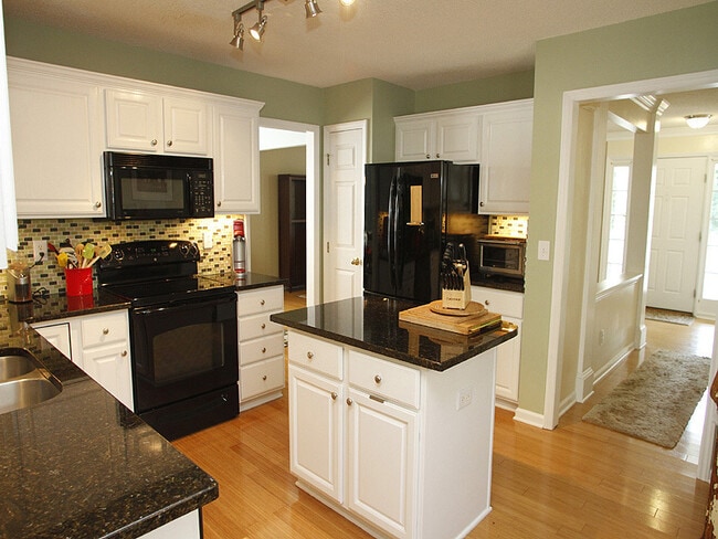 Building Photo - Beautifully Updated Home in Desirable Scho...
