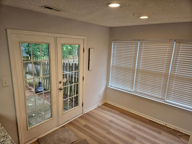 Building Photo - Stylish End Unit 3br 2.5ba TH in Cary! Available Now!