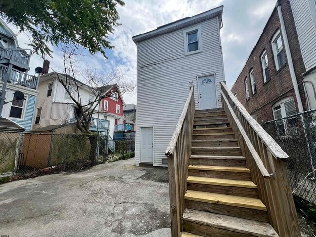 Building Photo - 21 S Spray Ave
