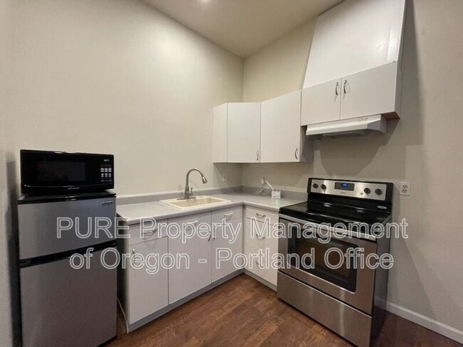 Building Photo - 5816 SW Huddleson St