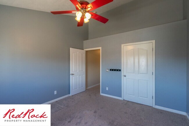 Building Photo - 5 Bedroom Pet Friendly Home!