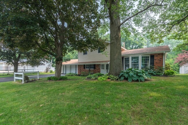 Building Photo - Available July – 4 Bed, 3 Bath Updated Hom...