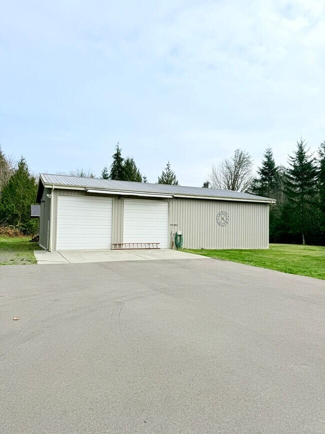 Building Photo - Beautiful house in Maple View Meadows.