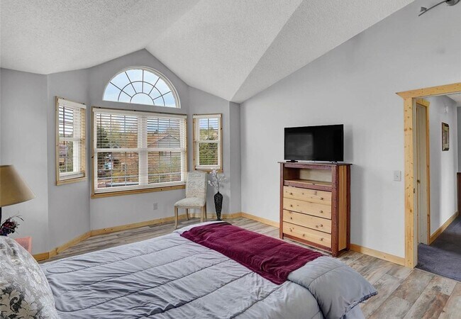 Building Photo - 4 Bed 4 Bath Home in District 20!!!