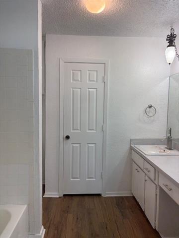 Building Photo - 715 Oakwood Ln