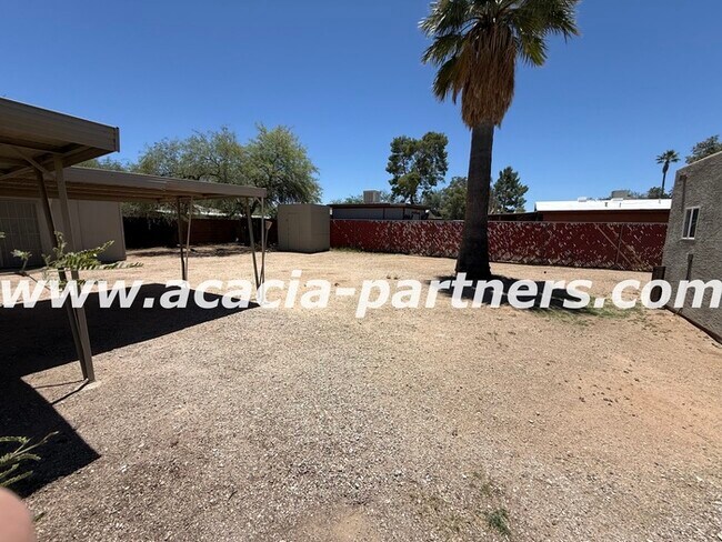 Building Photo - 2 Bedroom home on a large lot