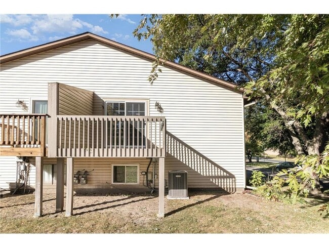 Building Photo - Updated 3 bedroom, 2 bath townhome near Eden Prairie Center!  Available 3/1/26