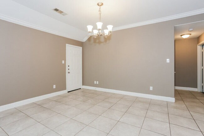 Building Photo - 811 N Ridge Dr