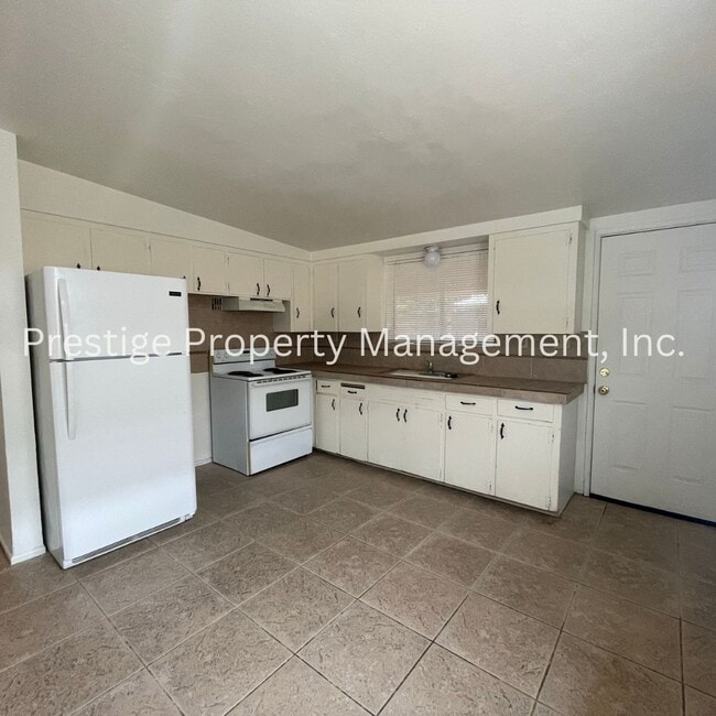Building Photo - 812-812 E Holaway Dr