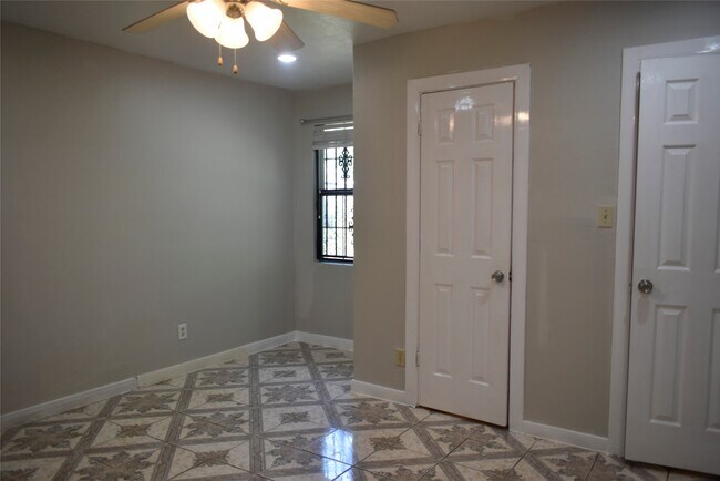 Building Photo - 5922 Lavender St
