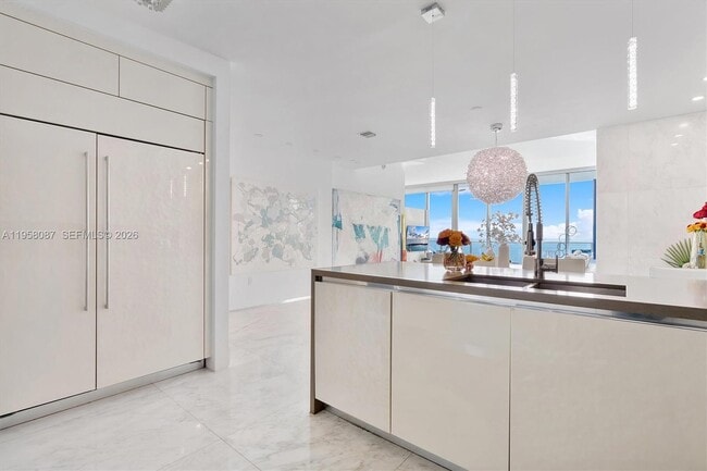 Building Photo - 17475 Collins Ave