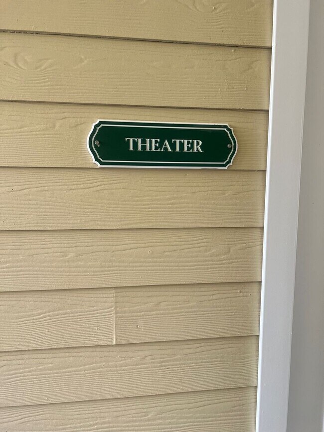 Building Photo - 4-bedroom, 3-bathroom townhouse in Kissimmee !