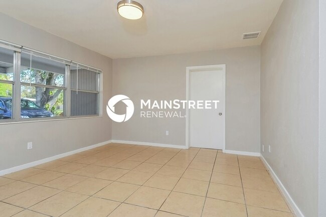 Building Photo - 4 Bedroom Pet-Friendly Home in Winter Haven, FL with Main Street Renewal