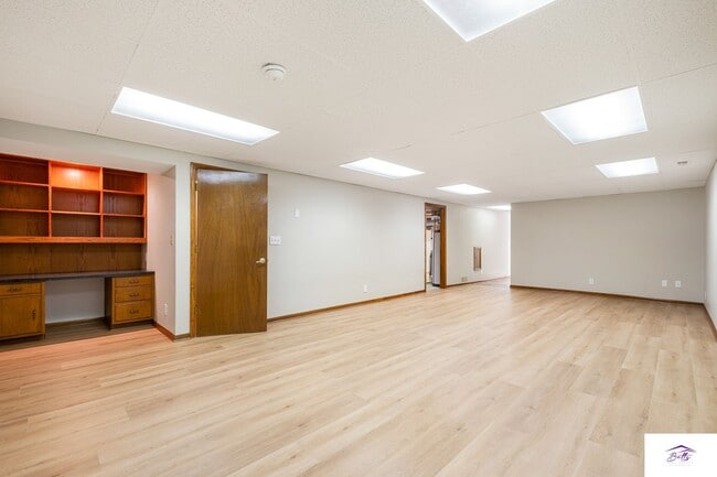 Building Photo - AVAILABLE NOW!