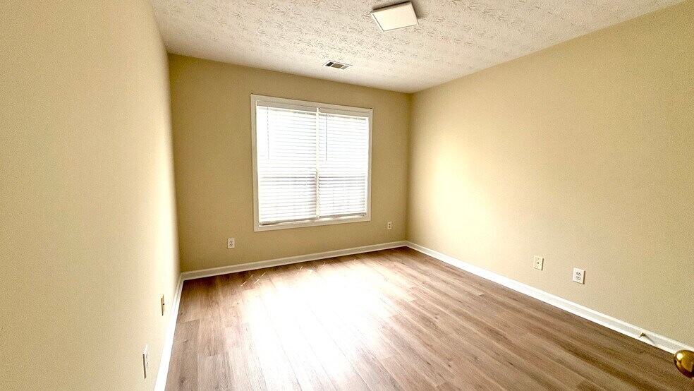 Building Photo - 2336 Pettit Dr
