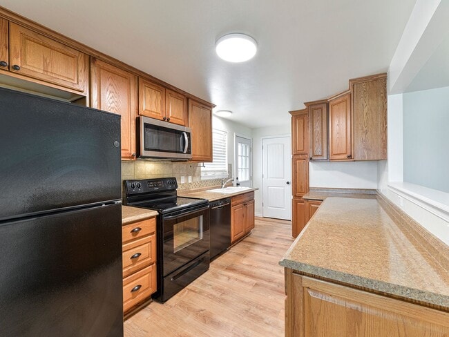 Building Photo - Renton House - 3 Bed/1.5 Bath - Close to Boeing and Renton Landing - Includes Landscaping